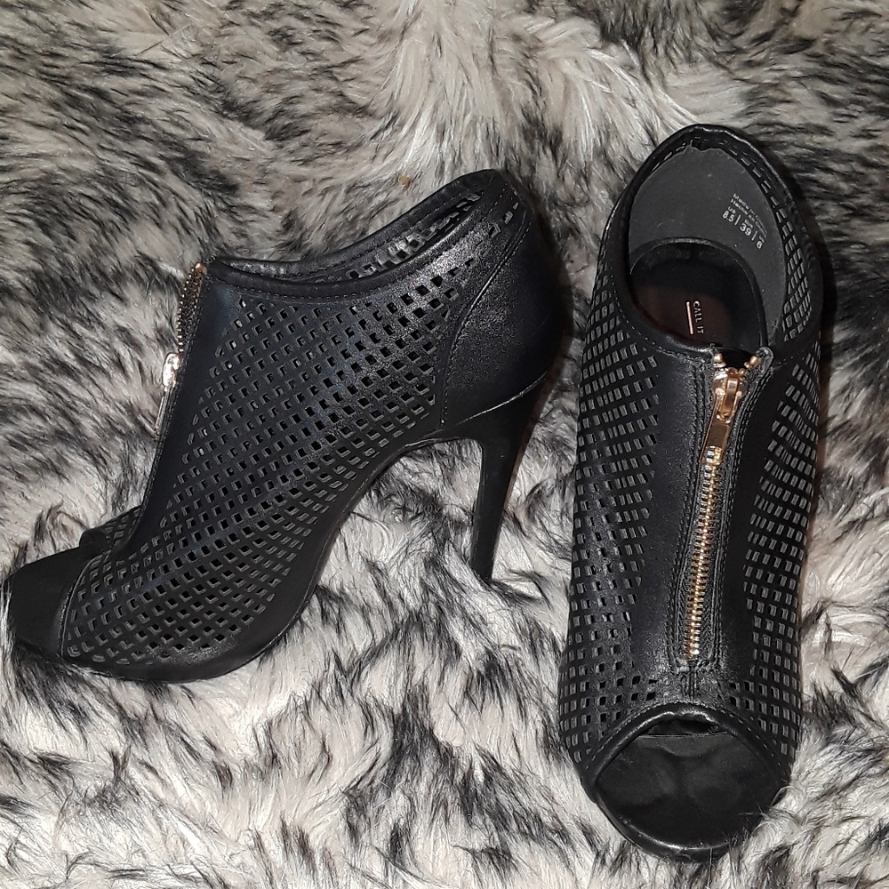 Black stiletto shoes